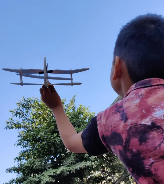 Ein Kleiner Junge Spielt Mit Einem Elektrischen Segelflugzeug Park — Stockfoto