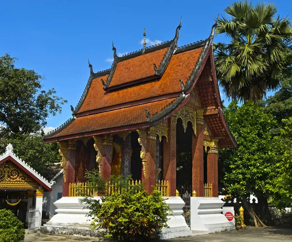 Egy Templom Lépcsőzetes Tetővel Wat Sibounheuang Luang Prabang Laosz — Stock Fotó