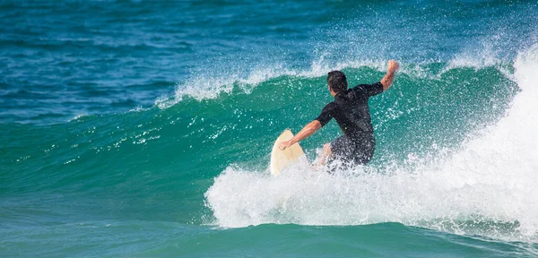 Uma Pessoa Surfando Mar Dia Ensolarado Brasil — Fotografia de Stock