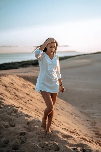 Una Toma Enfoque Superficial Una Chica Bonita Blanco Bea —  Fotos de Stock