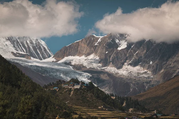 Het Landschap Uitzicht Beboste Besneeuwde Bergen Achter Wolken — Stockfoto