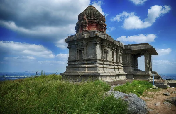 印度一座古老的古寺 坐落在乌云密布的蓝天下的山上 — 图库照片