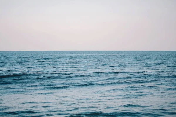 Een Prachtige Blauwe Zee Onder Heldere Lucht — Stockfoto