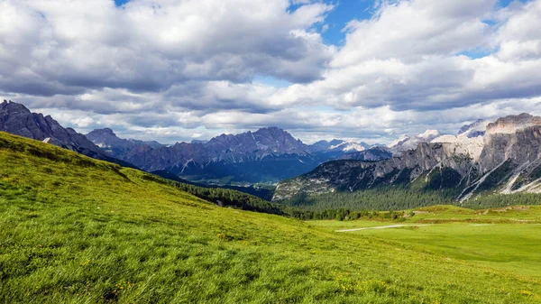 Het Adembenemende Landschap Van Met Gras Bedekte Weiden Bij Heuvels — Stockfoto