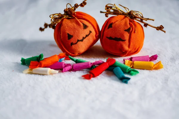 Egy Közeli Felvétel Színes Cukorkák Dekoratív Cukorka Táskák Formájában Halloween — Stock Fotó