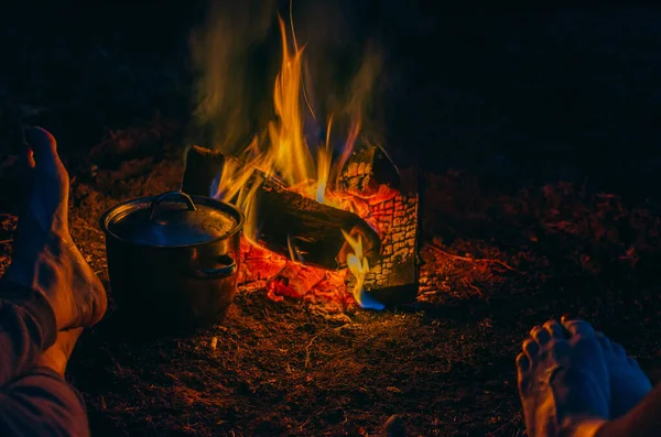 Die Beine Von Freunden Lagerfeuer Der Nacht Beim Kochen Topf — Stockfoto