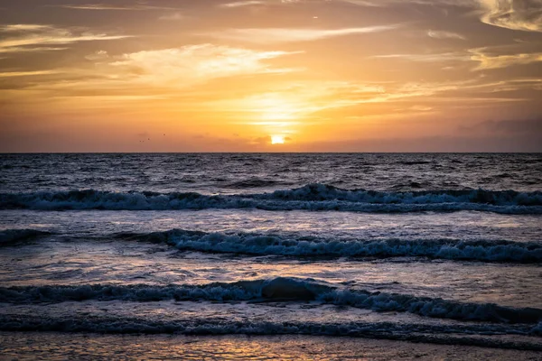 Een Prachtig Shot Van Een Zonsondergang Boven Zee — Stockfoto