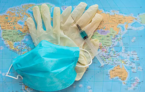 Γάντια Latex Μια Σύριγγα Και Μια Μάσκα Προσώπου Έναν Παγκόσμιο — Φωτογραφία Αρχείου