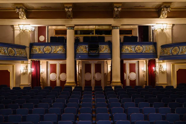 Egy Gyönyörű Kép Kék Ülésekről Egy Üres Színház Egyedi Belseje — Stock Fotó