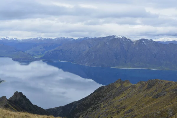 Die Landschaft Eines Flusses Spiegelt Berge Und Den Wolkenverhangenen Himmel — Stockfoto