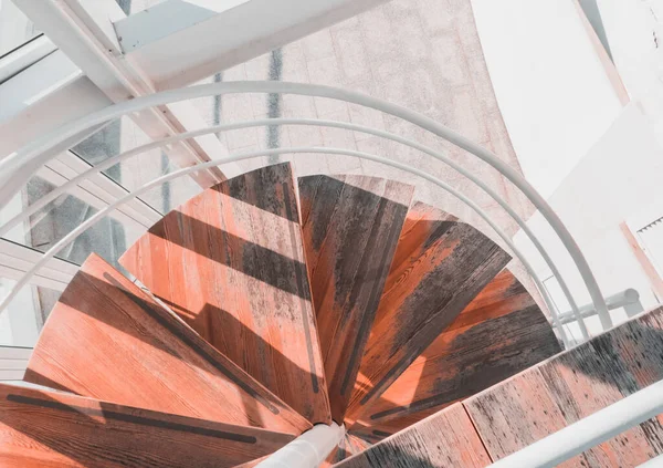 Una Vista Superior Una Escalera Madera Redonda Con Barandillas Blancas —  Fotos de Stock