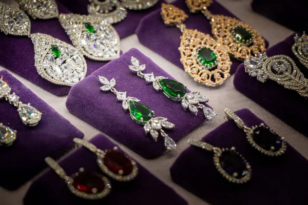 Tiro Ángulo Alto Diamantes Imitación Verde Esmeralda Pendientes Perno Largo — Foto de Stock