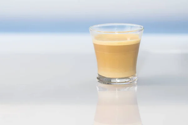 Sebuah Foto Closeup Dari Segelas Espresso Atas Meja Kaca — Stok Foto