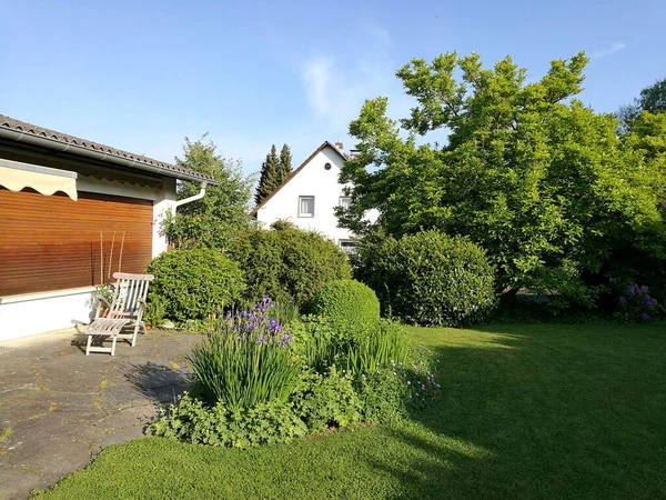 Une Maison Rurale Moderne Entourée Une Végétation Estivale Luxuriante Dans — Photo