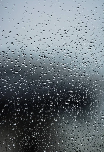 用雨滴垂直拍摄的玻璃窗 — 图库照片