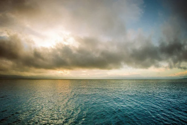 Lac Tranquille Sous Ciel Nuageux — Photo