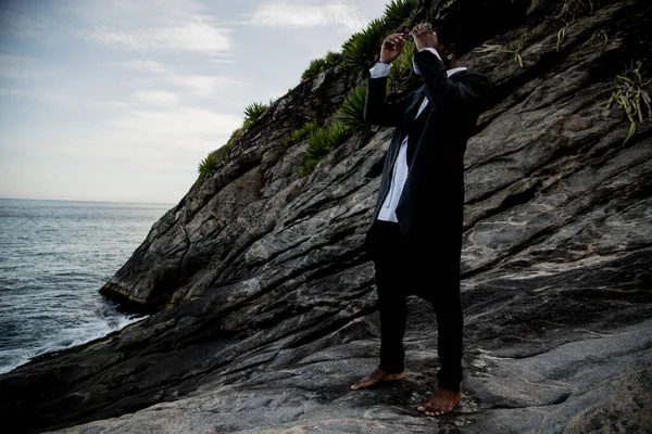 Joven Hombre Afroamericano Disfrutando Del Paisaje Marino — Foto de Stock