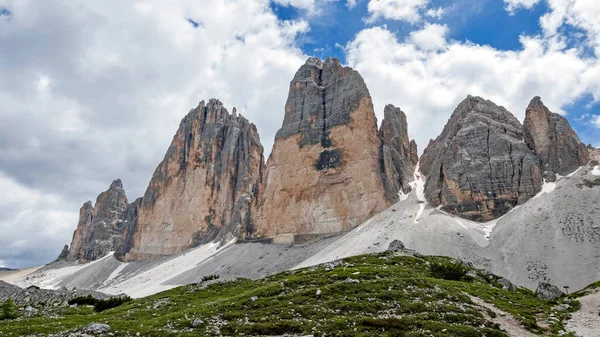 Picos Montanha Tirar Fôlego Pelos Prados Cobertos Grama Capturados Dia — Fotografia de Stock