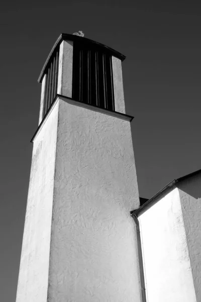 Eine Vertikale Graustufenaufnahme Eines Weiß Getünchten Gebäudes Unter Klarem Himmel — Stockfoto