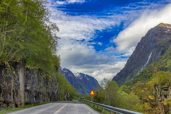 Una Hermosa Toma Camino Que Conduce Través Montañas Árboles Noruega — Foto de Stock