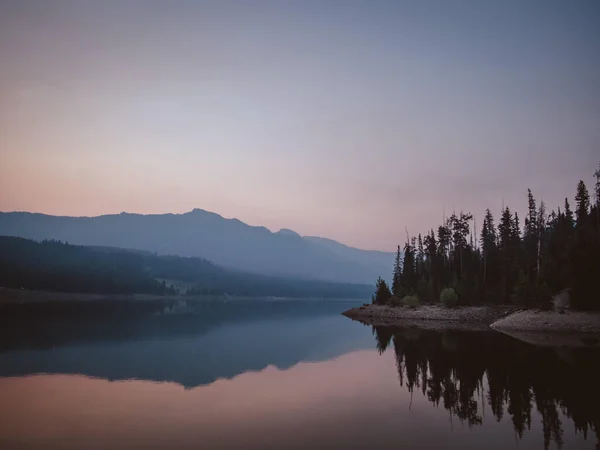 Uma Vista Hipnotizante Lago Calmo Paisagens Únicas Contra Céu Claro — Fotografia de Stock