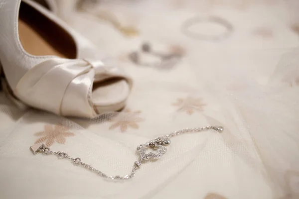 Egy Magas Szögű Felvétel Egy Menyasszony Cipőjéről Egy Karkötőről Esküvő — Stock Fotó