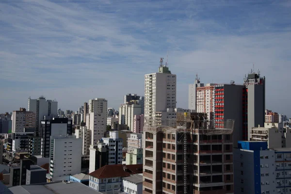 Urban Stadsbild Med Färgglada Byggnader Den Molniga Himlen — Stockfoto