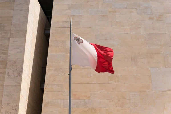 Maltas Flagga Flaggstången Viftar Vinden — Stockfoto