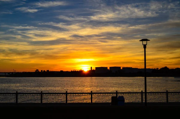 Ein Schöner Heller Sonnenuntergang Über Dem Wasser — Stockfoto