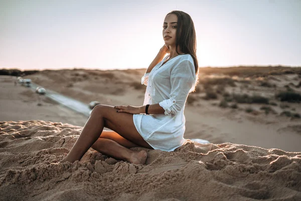 Pretty Girl White Sitting Beach — 스톡 사진