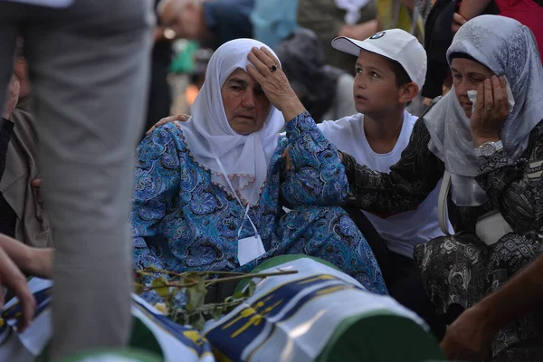 Srebrenica Bosnia Herzegovina Lipca 2018 Matka Srebrenicy Płacze Synem Który — Zdjęcie stockowe