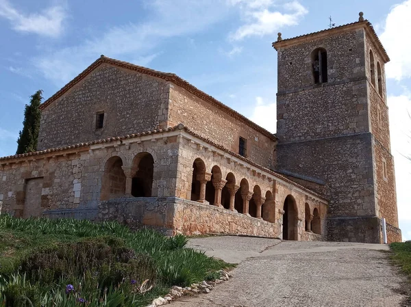 Kemerleri Sütunları Olan Eski Bir Tuğla Kilise — Stok fotoğraf