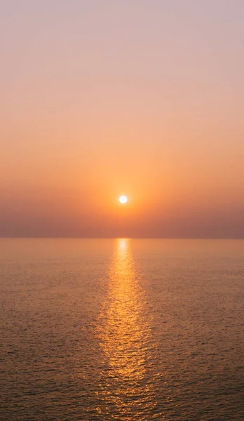 Een Verticaal Shot Van Een Zeegezicht Bij Schilderachtige Zonsondergang — Stockfoto