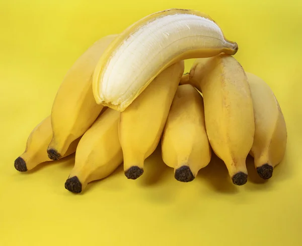 Tiro Close Uma Banana Parcialmente Descascada Pacote Bananas — Fotografia de Stock