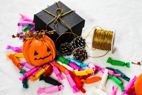 白い背景にハロウィンのカボチャの形をしたカラフルなキャンディーや装飾的なキャンディーバッグ — ストック写真