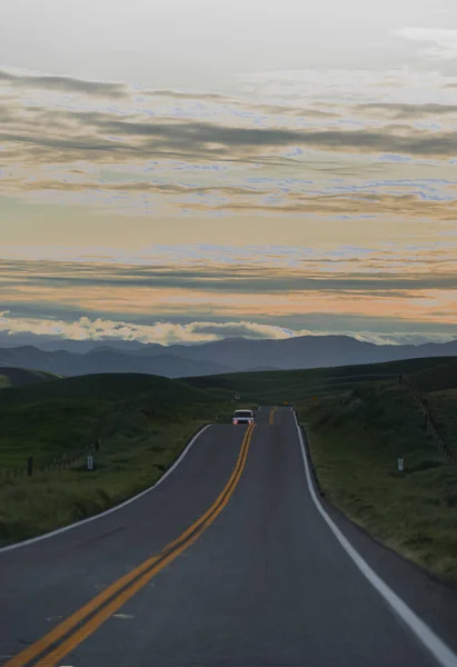 Uma Vista Panorâmica Veículo Branco Uma Estrada Rural Asfalto Ondulado — Fotografia de Stock