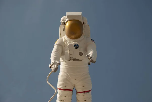 Låg Vinkel Skott Amerikansk Astronaut Med Blå Bakgrund — Stockfoto