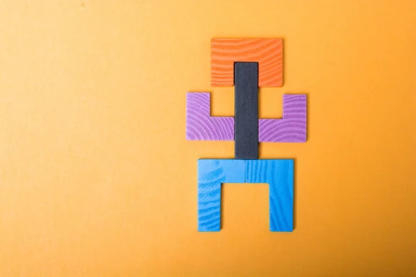 Colpo Angolo Alto Uomo Formato Puzzle Pentomino Isolato Sfondo Arancione — Foto Stock