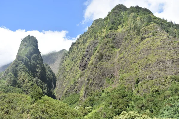 Gyönyörű Hegyvidéki Táj Felhős Alatt Maui Szigetén Hawaii — Stock Fotó