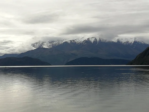 在阴天拍摄湖水和雪山的特写 — 图库照片