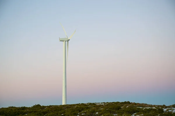 Větrná Turbína Poli Proti Obloze Při Západu Slunce Galicii — Stock fotografie