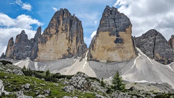 Picos Montanha Tirar Fôlego Pelos Prados Cobertos Grama Capturados Dia — Fotografia de Stock