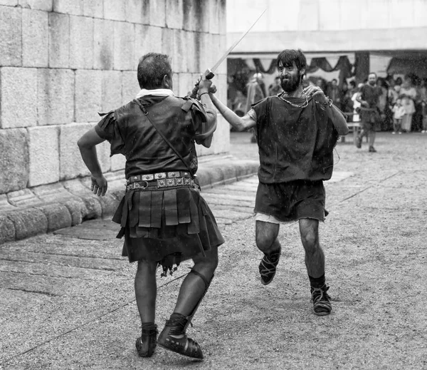 梅里达 Spain 2014年9月27日 两个身着罗马军团和野蛮人服装的人 参与了公元一世纪对罗马人战争的历史重演 — 图库照片