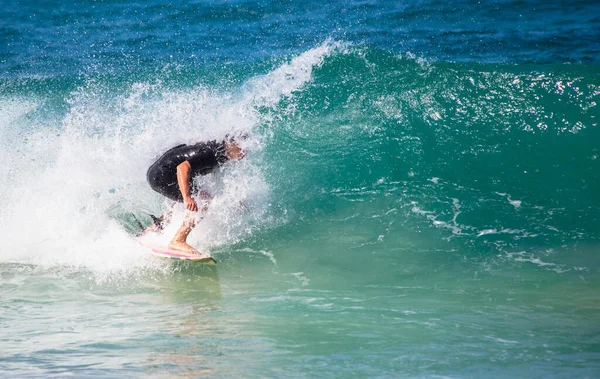 ブラジルの晴れた日に海をサーフィンする者 — ストック写真