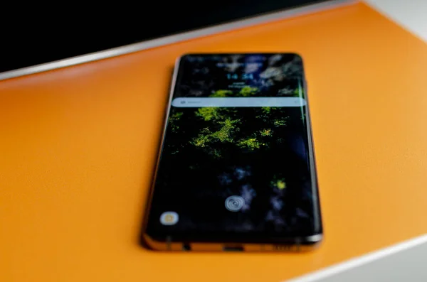 Närbild Smartphone Det Orange Bordet — Stockfoto