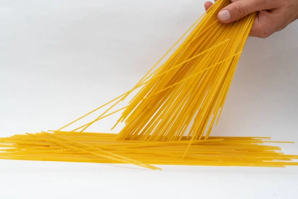 Eine Nahaufnahme Von Einer Hand Die Trockene Spaghetti Auf Einer — Stockfoto