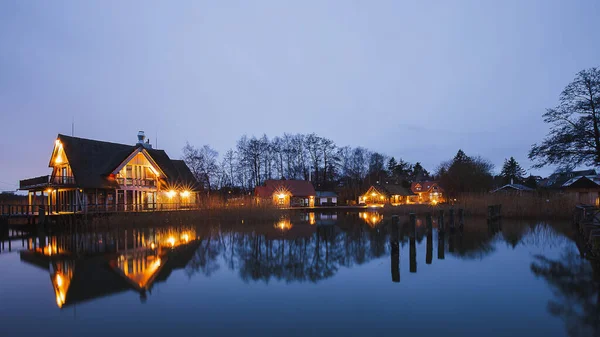 Sjö Med Byggnader Med Belysning Att Reflektera Över Den Kvällen — Stockfoto