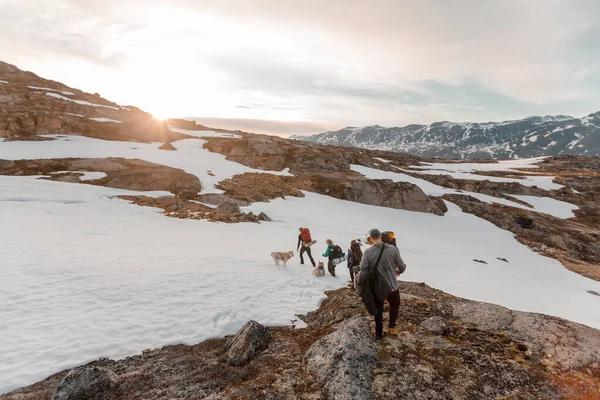 Sisimiut Dinamarca Mayo 2020 Grupo Personas Haciendo Senderismo Desierto Groenlandia — Foto de Stock