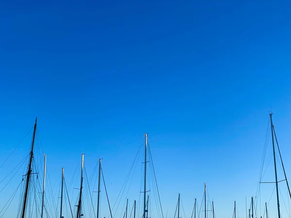 Een Antenne Opname Van Jacht Masten Beneden Blauwe Lucht — Stockfoto