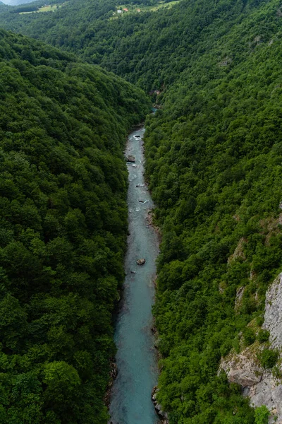 Tiro Aéreo Vertical Rio Que Flui Através Montanhas Cobertas Árvores — Fotografia de Stock